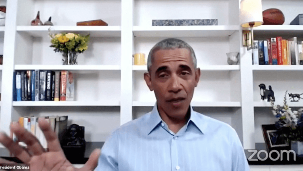Captura de imagen del Presidente Obama durante su intervención en una transmisión organizada por su fundación.