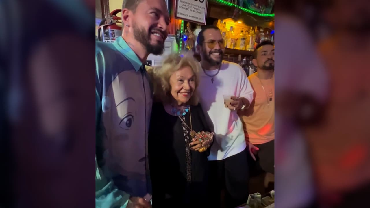 "Es un orgullo saber que vienen a un local como este que no es de lujo", agradeció Toñita.