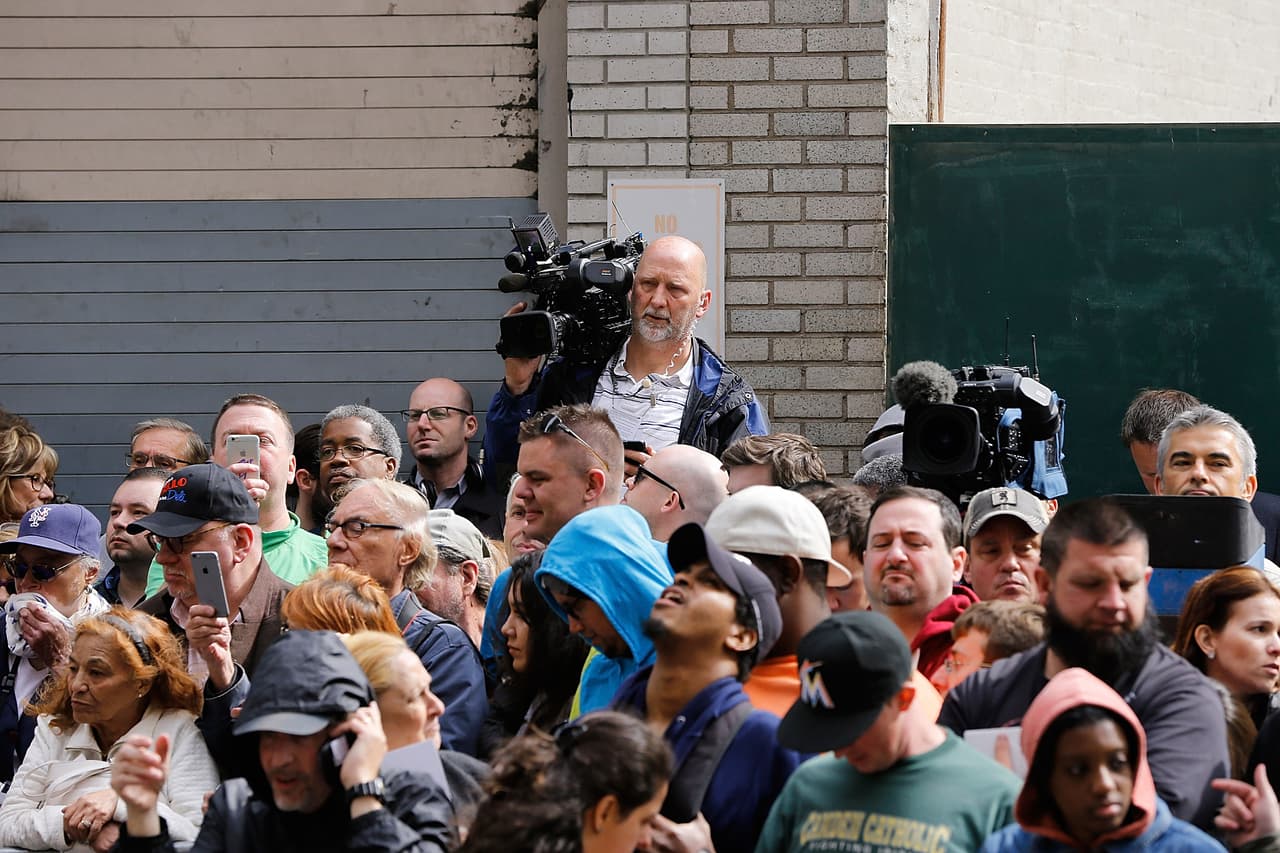 Una multitud de medios y personas se reunió afuera.