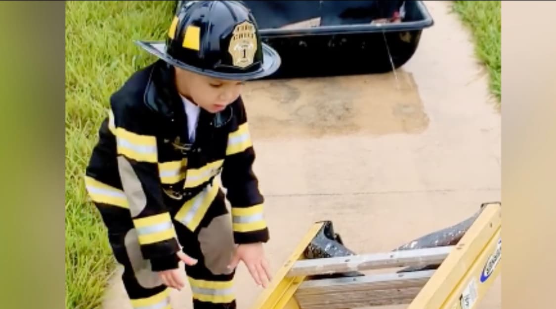 Es hijo de un bombero de Florida y con tres años ya sabe practicar reanimación cardiopulmonar