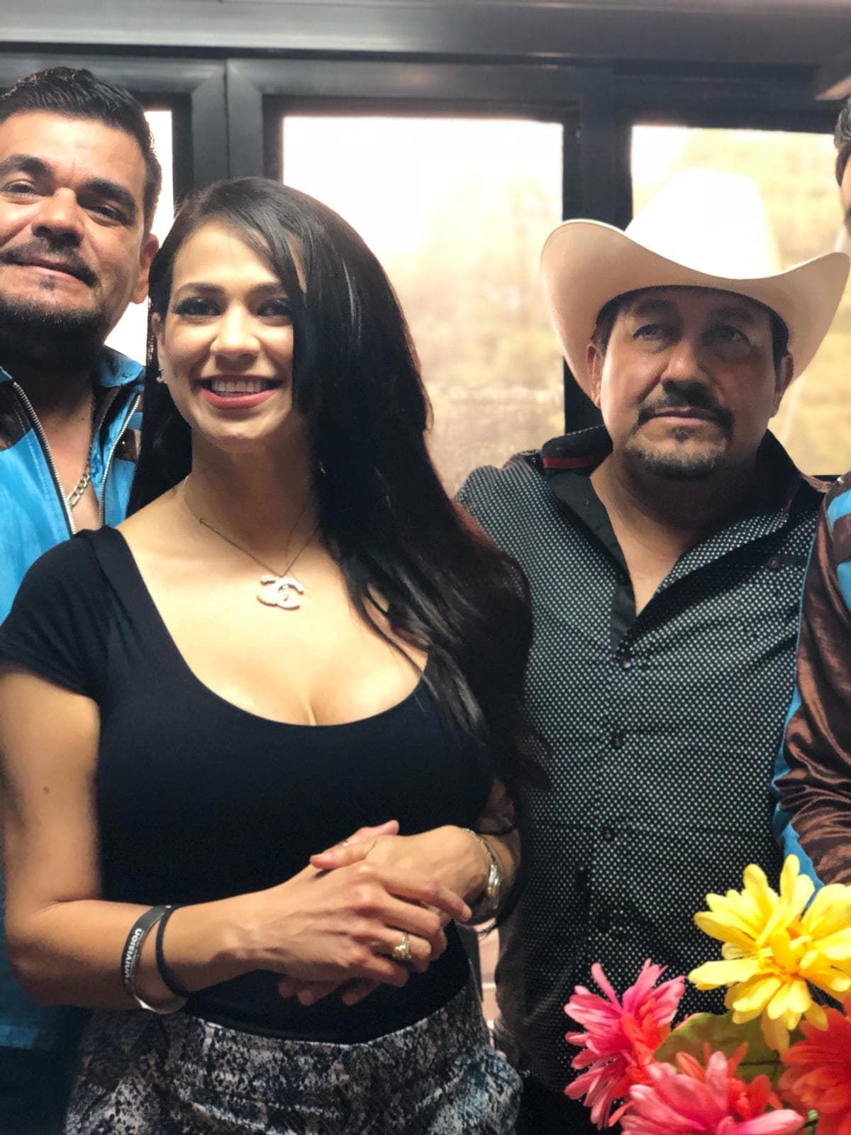 <b>Carla Medrano</b> y
<b>El Feo</b> decidieron pasar a saludar a los muchachones de
<b>Banda Rancho Viejo</b>.