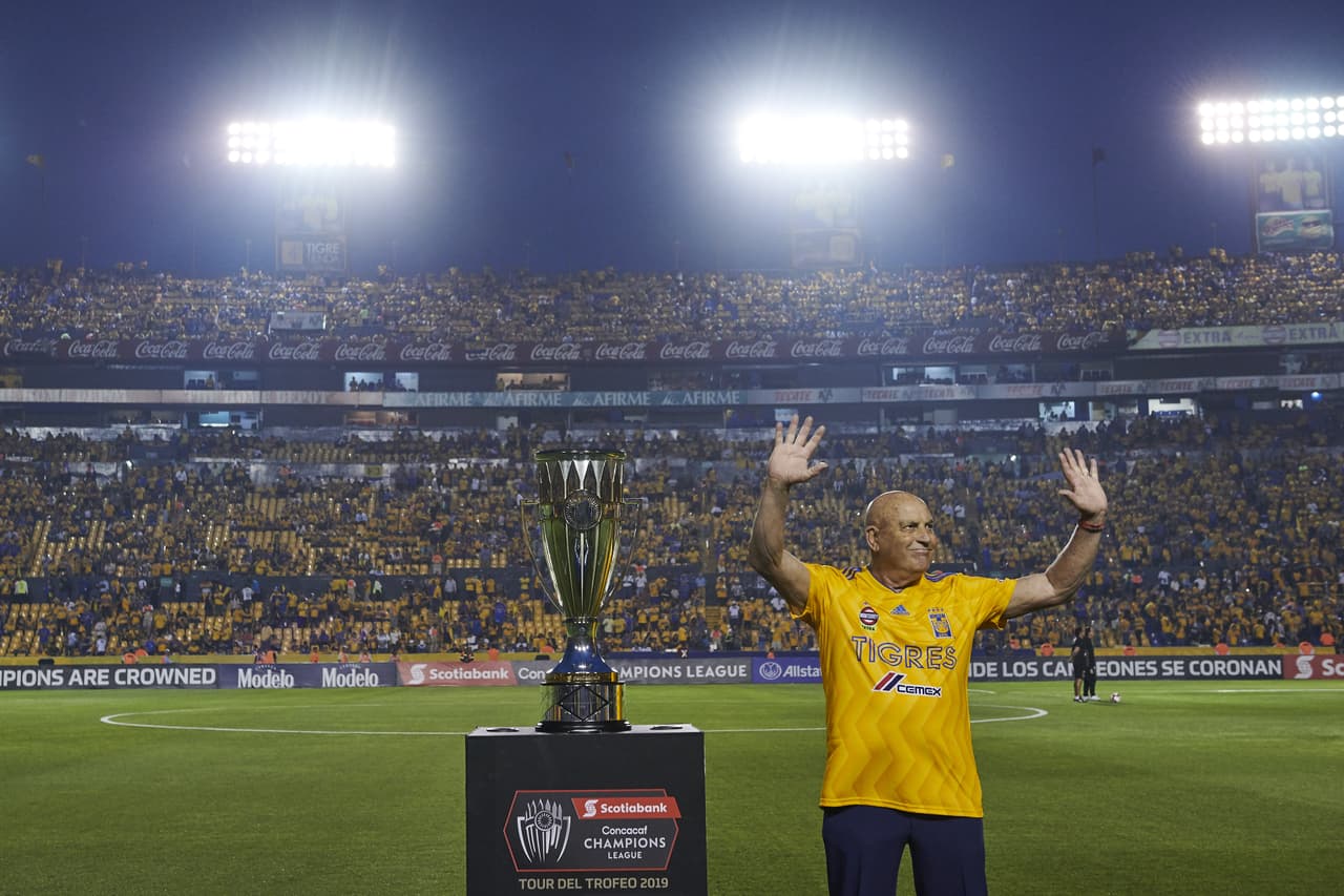 El Director Técnico argentino, después del campeonato, anuncia que deja su puesto. Posteriormente él mismo anuncia que está enfermo de cáncer.