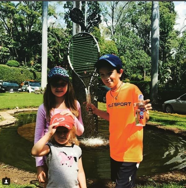 Los deportes son parte de las pasiones de Gabriel Soto y tambien les está inculcando a sus pequeñas el amor por la actividad física. Las niñas practican gimnasia, ballet y toman clases de tenis.