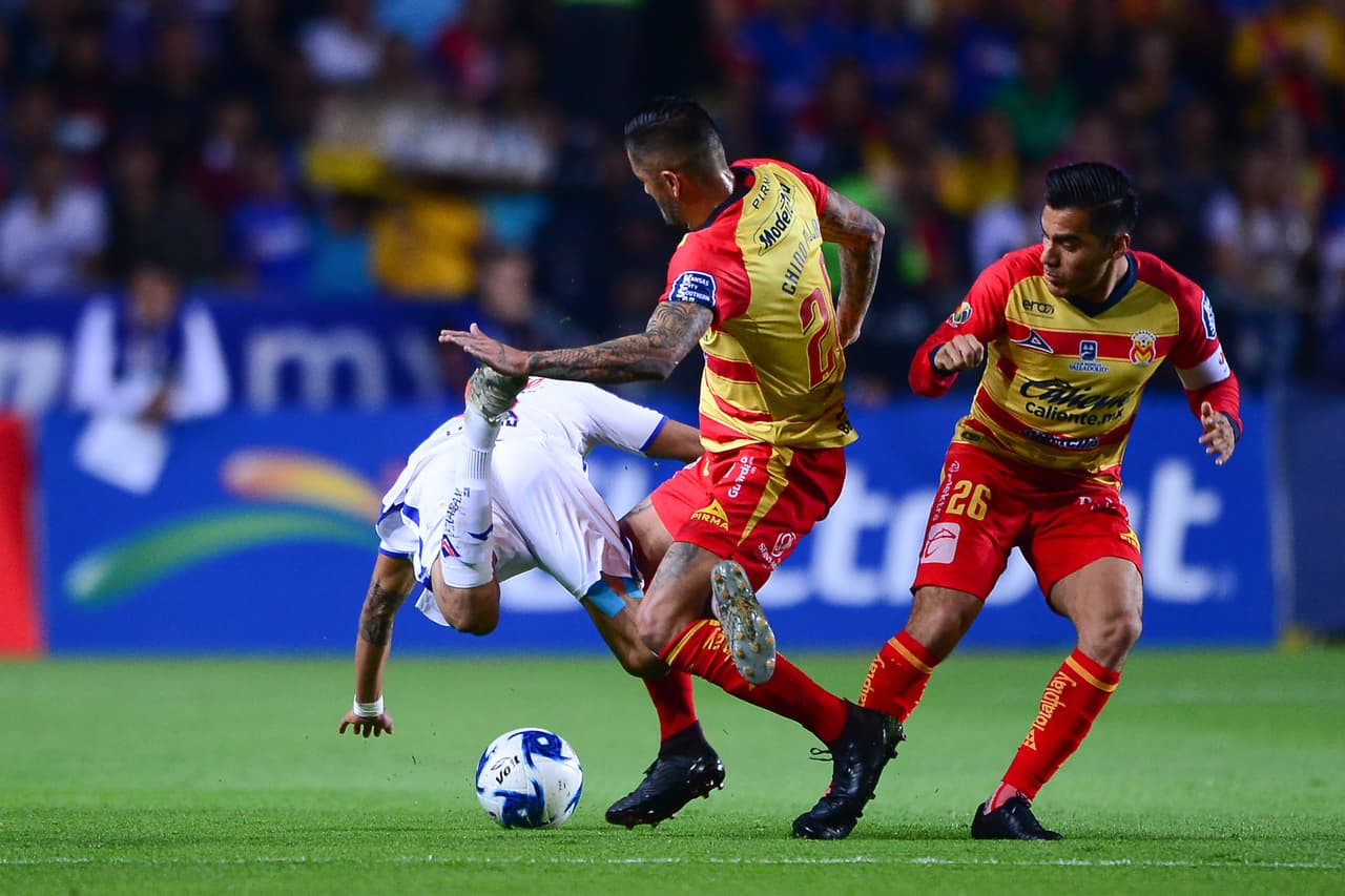 Rodrigo Millar no puede en la marca sobre Jonathan Rodríguez y le tiene que cometer la falta para acabar con el peligro.