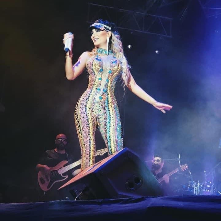 Ninel Conde ha utilizado en varias ocasiones 'bodysuits' para sus presentaciones, robándose el show de la noche.