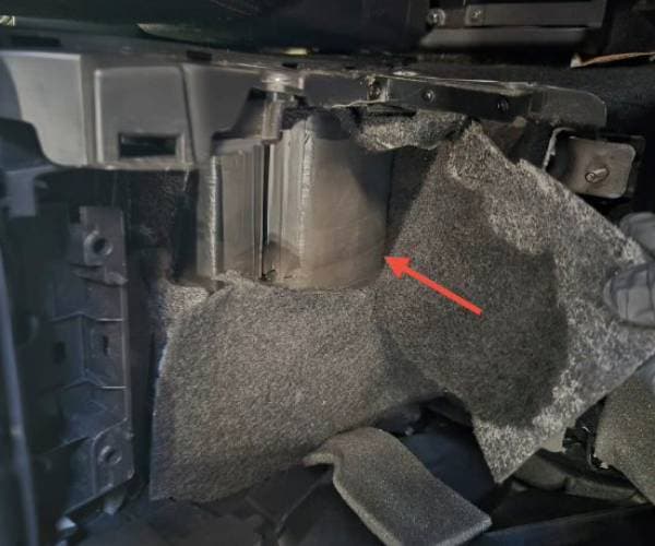 Los traficantes se valen de espacios dentro de los autos para intentar ocultar sustancias o artículos prohibidos.