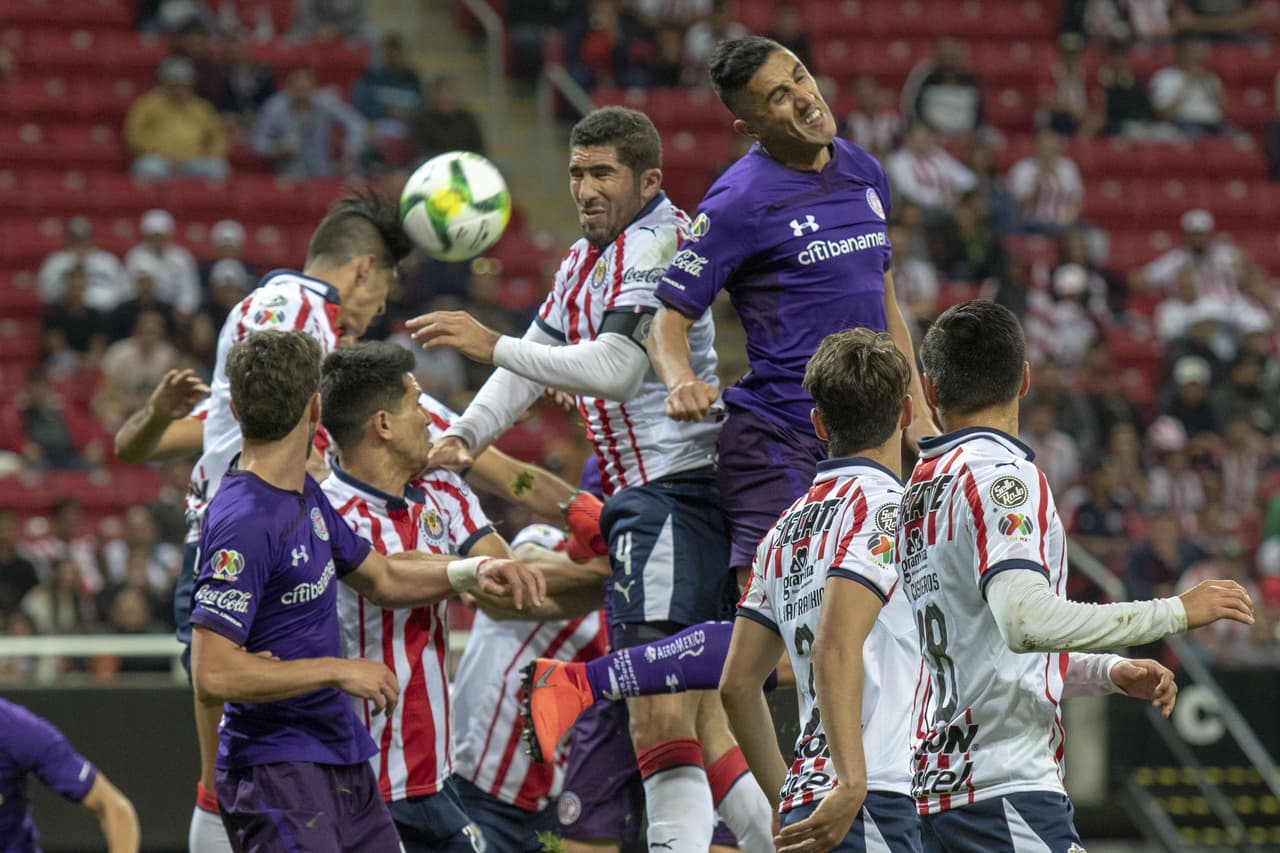 En los minutos finales, la defensa de Chivas resistió los intentos de Toluca por marcar el gol del empate.