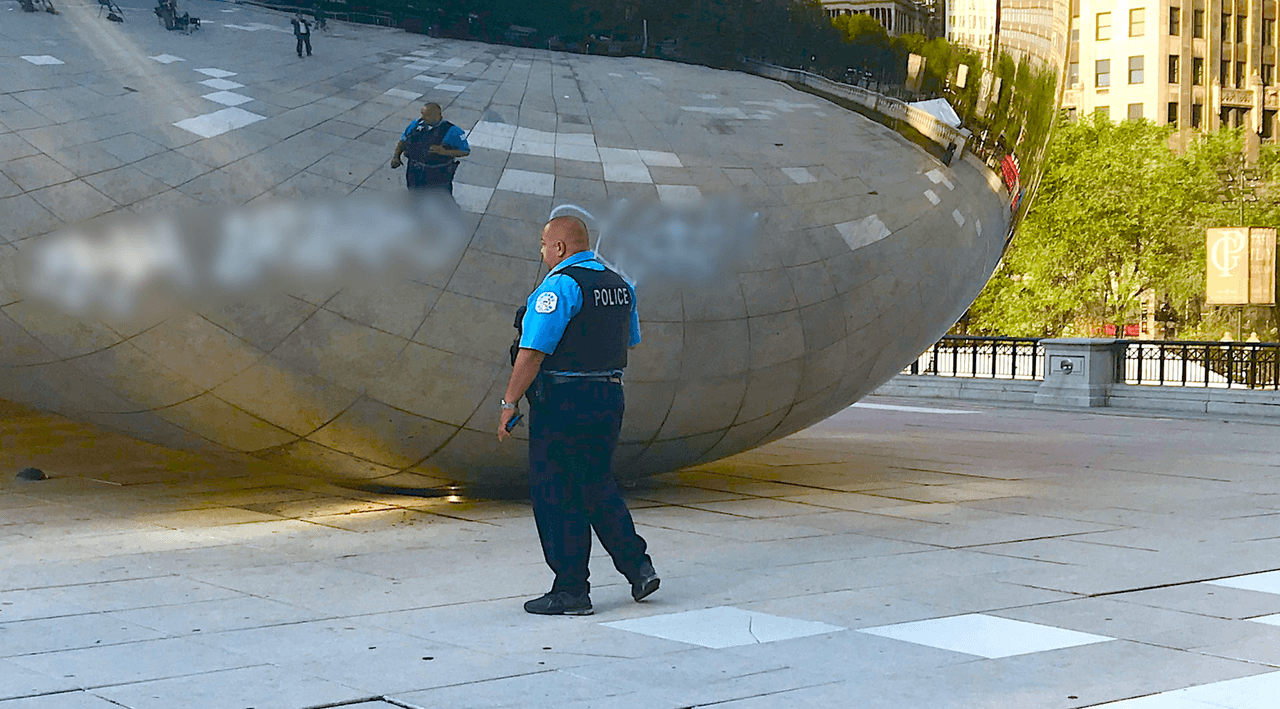 En la noche del 1 de julio, siete personas pintaron con graffiti la escultura Cloud Gate.