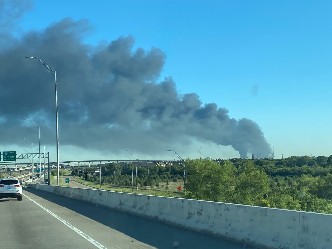 No hubo informes inmediatos de heridos por el incendio que estalló en las horas previas al amanecer en el suburbio de Grand Prairie en Dallas.