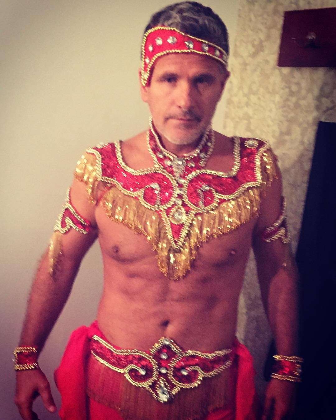 "Un amigo me invitó a una empresa para vender seguros de vida y de inversión, se me hizo muy interesante, estoy sacando la licencia, no me quita nada", explicó el actor de 56 años, que fue uno de los galanes de moda de las telenovelas mexicanas de la década de los 90.