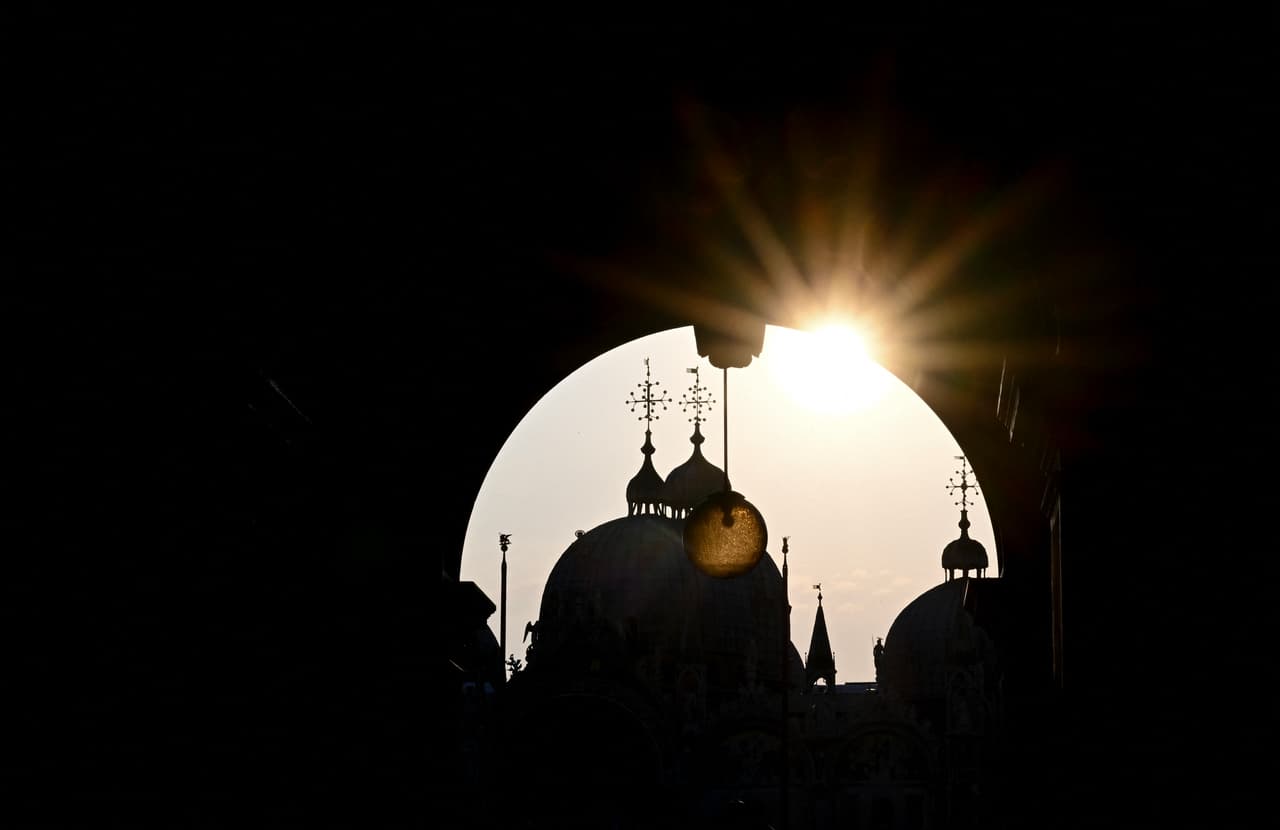 Vista de las cúpulas de la basílica de San Marcos al amanecer del 25 de junio de 2025, en Venecia. La ciudad de los canales se llenó de celebridades en superyates por la boda.
<br>
<br>Los dirigentes locales desvinculan la elección de Bezos del
<b>exceso de turismo contra el que ellos mismos tomaron múltiples medidas, como que los visitantes diarios paguen un boleto de entrada a la ciudad. </b>