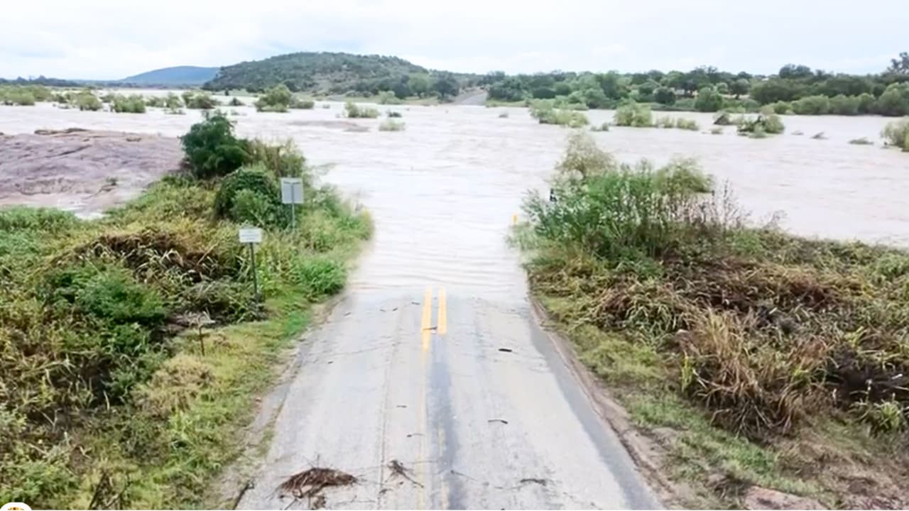Se desborda el Río Llano en Kingsland tras lluvias de las últimas horas en el centro de Texas