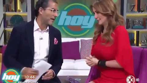 Los presentadores del programa "Hoy" Andrea Legarreta y Raúl Araiza se vieron envueltos en críticas en redes sociales por haber difundido información inexacta sobre la devaluación de la moneda mexicana frente al dólar, durante una mención publicitaria dentro del show. Su desliz provocó un sin fin de reclamos para la conductores, pues el país enfrentaba un momento de crisis y ninguno de los dos era experto en el tema.