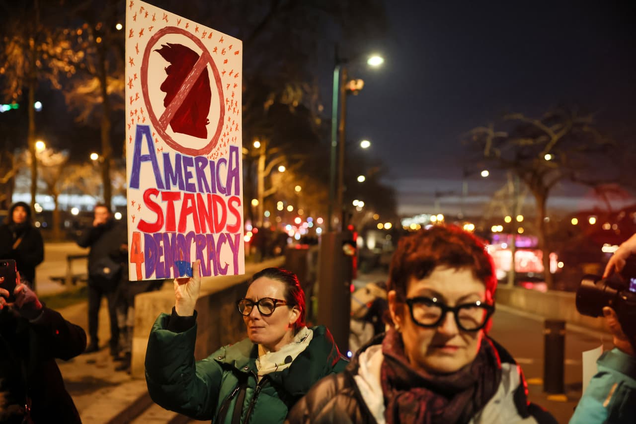 Estadounidenses en París se suman a protestas por tiroteos de ICE en Minneapolis
