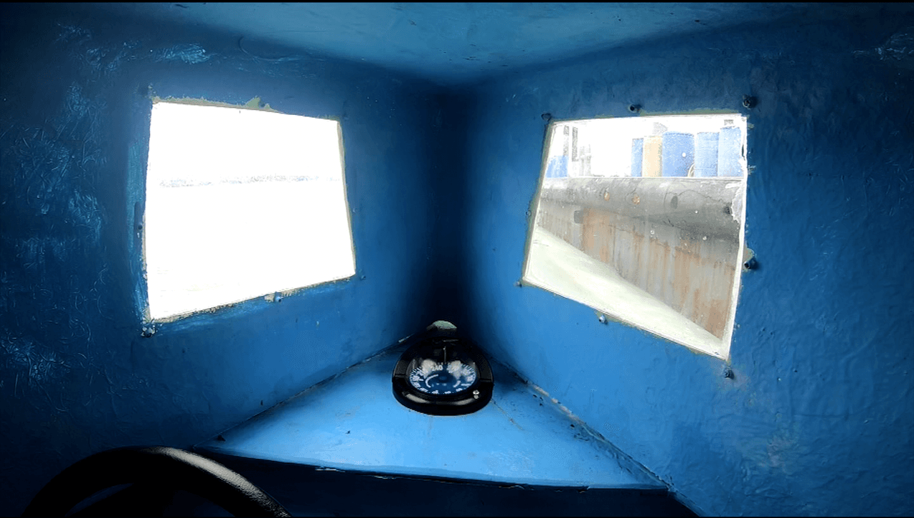 La proa del semisumergible tiene muy poca visibilidad, la indispensable para la navegación.