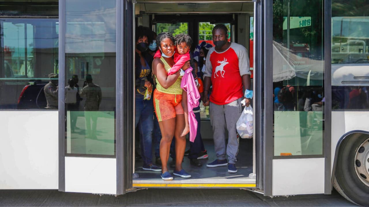 Aquí te dejamos preguntas y respuestas frecuentes que las personas sin un estatus legal pueden hacerse antes de ir a un aeropuerto y,
<b>para que tomes una decisión informada</b>.