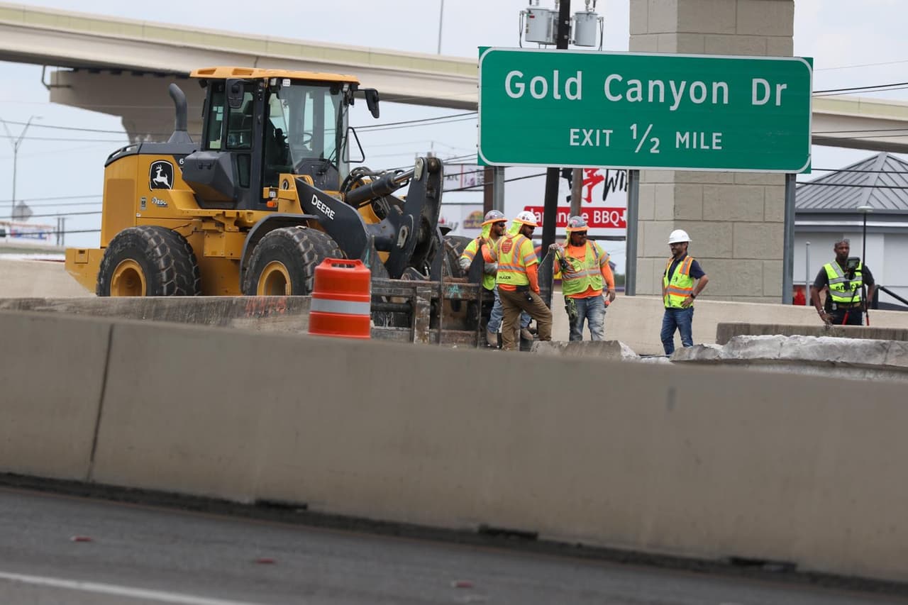 La parte frontal de la revolvedora de concreto terminó completamente aplastada.