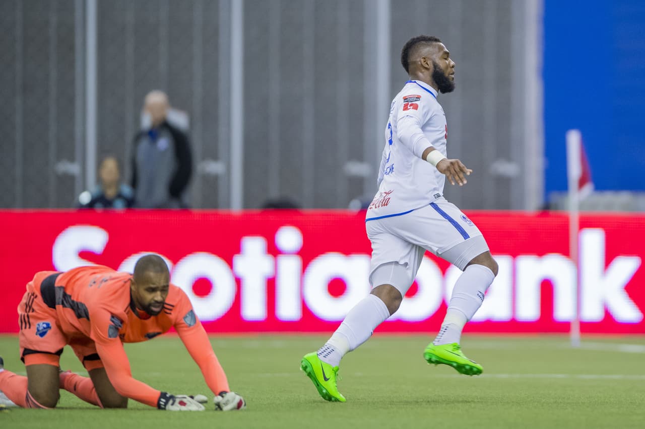 Tras un gran recorte que lo deja solo frente al arquero, J.R.B Ramirez no perdona y pone el 0-2.