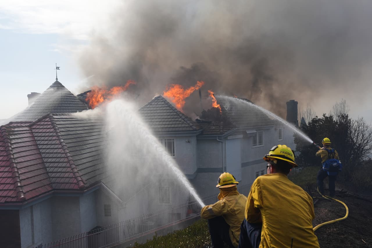 Persiste riesgo por incendios al sur de California; alerta por calor sigue vigente