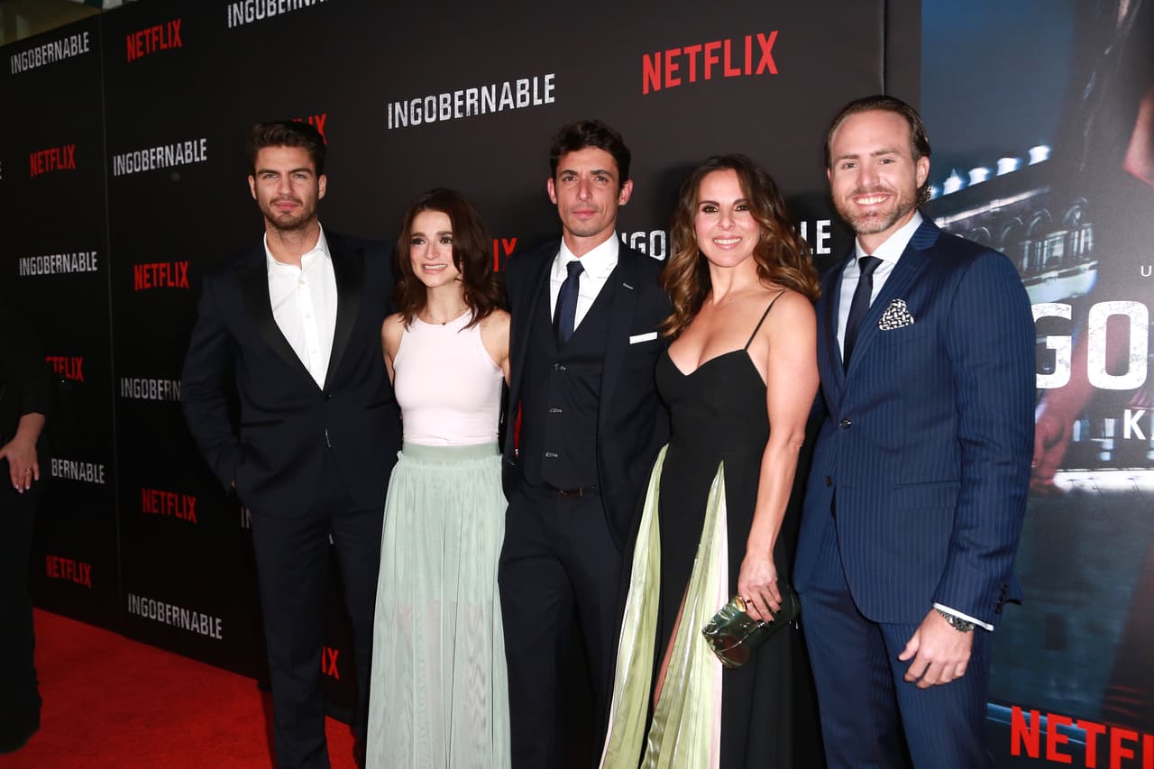 Parte del elenco de 'Ingobernable' se juntó para dar su mejor sonrisa antes de pasar a la exhibición del primer episodio de la serie.