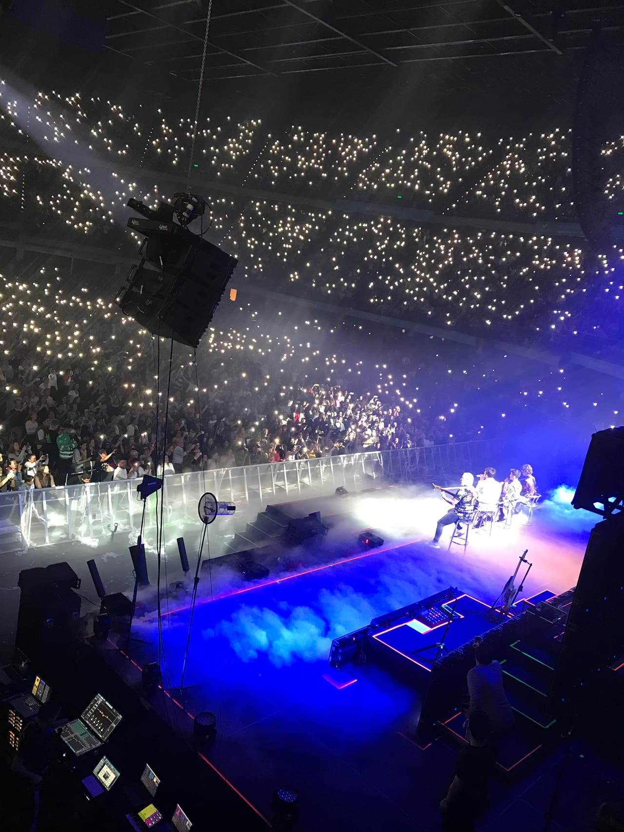 Al final, un concierto memorable, el primero en su país, con un ambiente espectacular en el que lo acompañaron Jay Montana, Camilo, Cali y El Dandee y Dálmata.