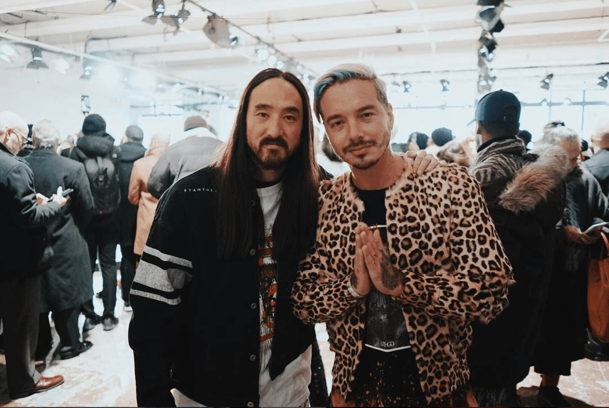 De reggaetonero a icono de la moda: J Balvin es el primer embajador latino del New York Fashion Week. En la foto, el colombiano posa con el DJ Steve Aoki.