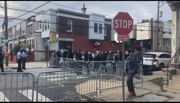 La ciudad anticipa disturbios adicionales el martes por la noche y ha pedido ayuda mutua a los departamentos de policía circundantes. Las autoridades no han descartado la posibilidad de asistencia federal, incluida la Guardia Nacional, que ya había estado en consideración para su despliegue para las elecciones del 3 de noviembre.
