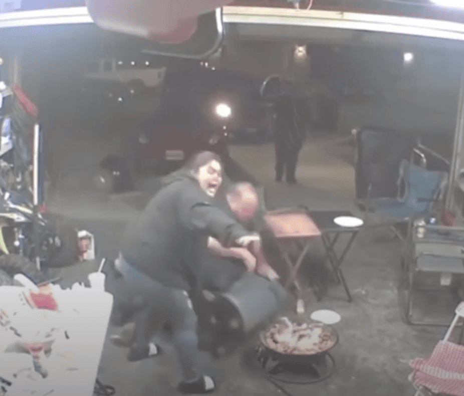 Rasmussen aparentemente estuvo merodeando la casa con intensión de agredir a las menores de edad.