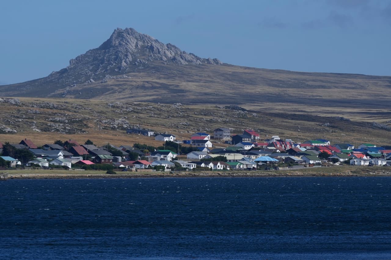El monte Tumbledown se alza imponente detrás de Stanley en las Islas Malvinas, el lunes 16 de marzo de 2026.