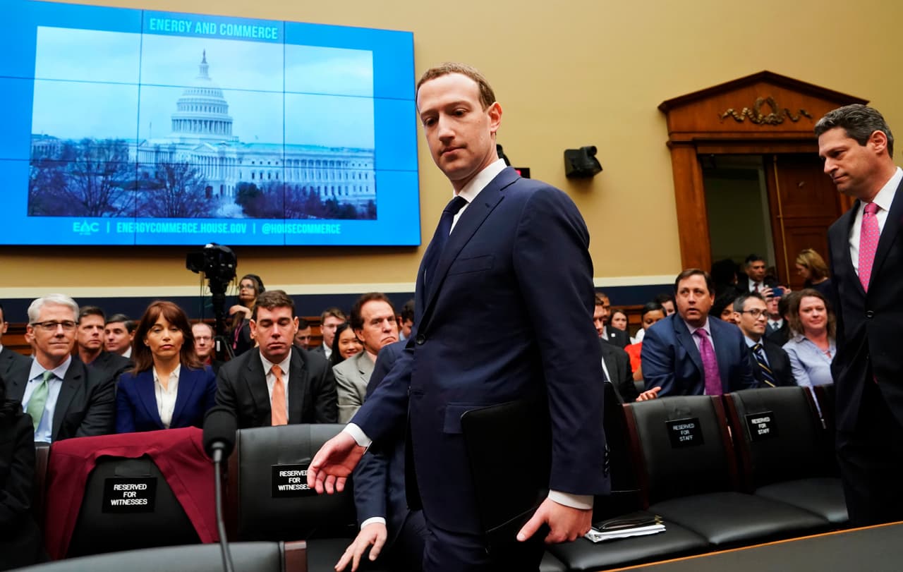 Aclaró que actualmente no es posible detener todos los anuncios ilegales, cuando le preguntaron sobre la venta de medicamentos sin orden médica en la plataforma.