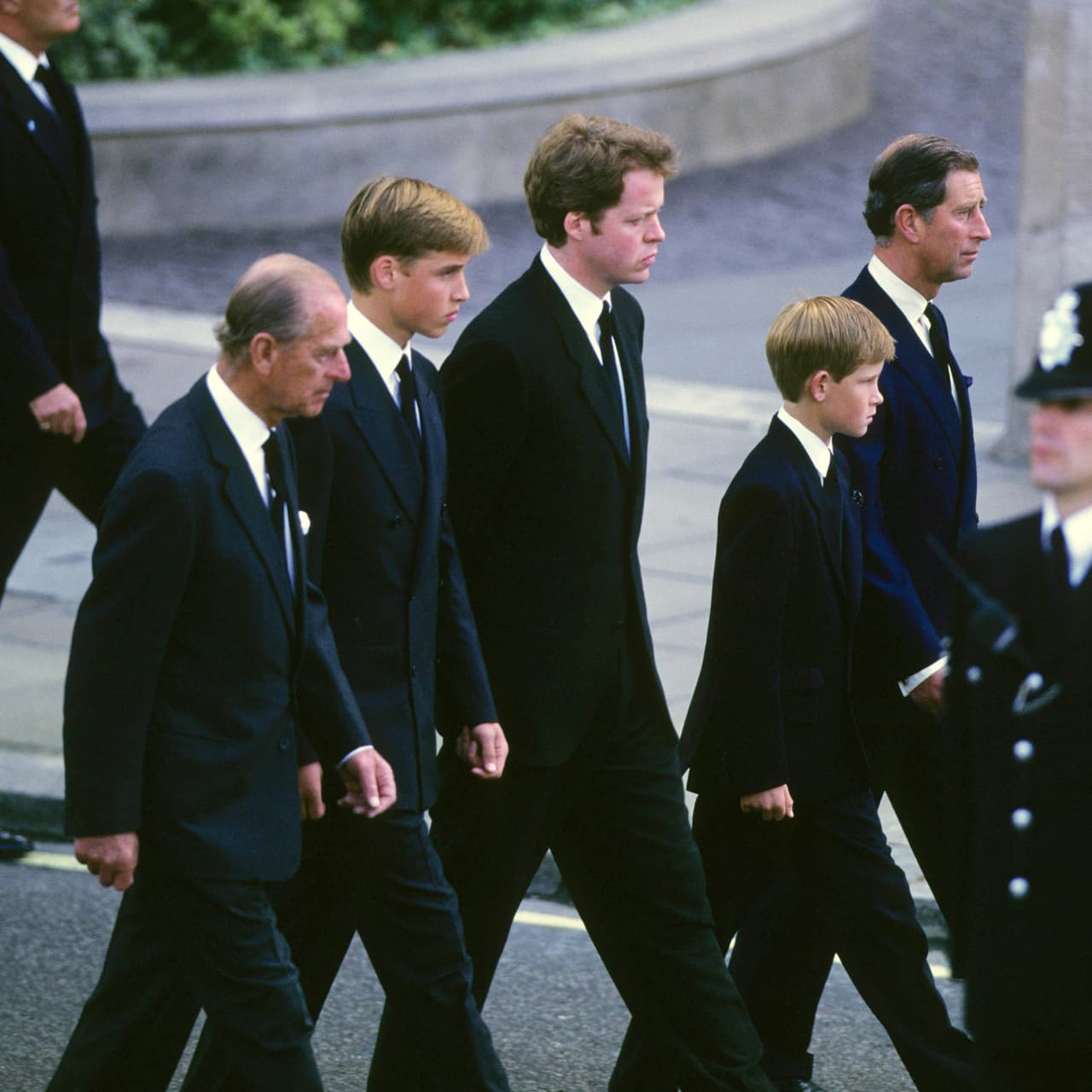 De cara al funeral ha vuelto a surgir la foto de Philip caminando al lado de William y Harry durante el funeral de Lady Diana. El funeral del Duque de Edimburgo ciertamente traerá a la memoria el recuerdo de la despedida pública de la princesa de Gales en 1997. Antes del funeral de Diana, Philip estaba muy preocupado por Harry y William y para animarles a caminar en público les dijo, “Yo camino si ustedes caminan”, según varios reportes.