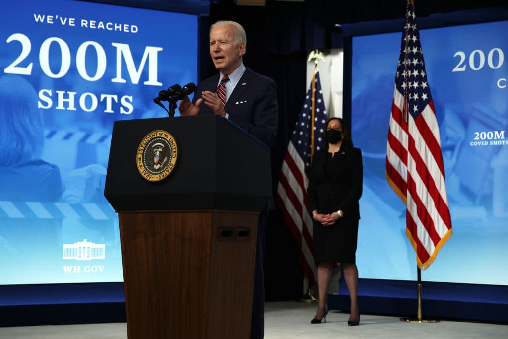 Escoltado por la vicepresidenta Kamala Harris, Biden habló de la respuesta que el país ha dado a la pandemia.