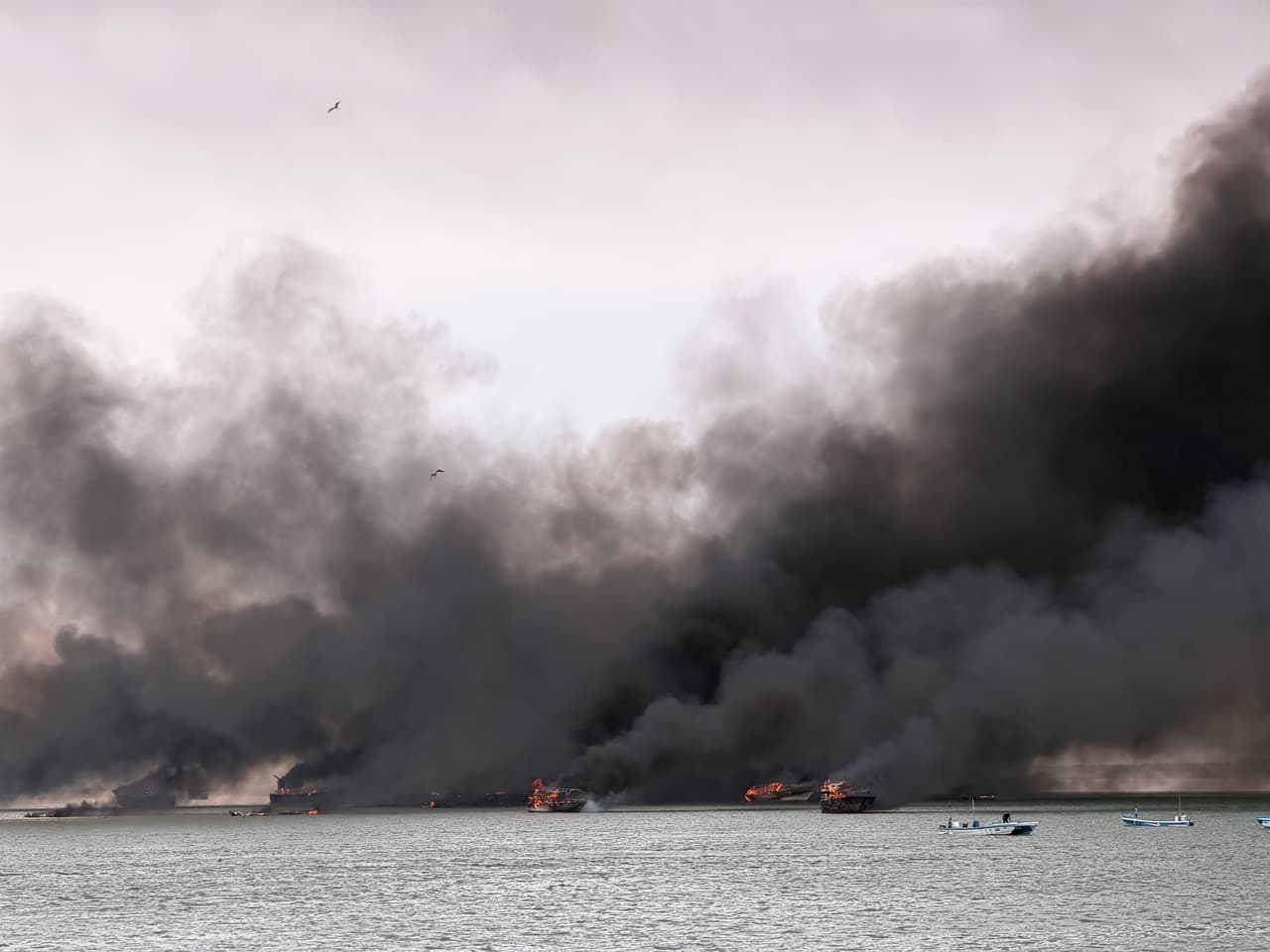 Incendio del sábado 06 de junio en la rada del Puerto artesanal de Manta, Ecuador.