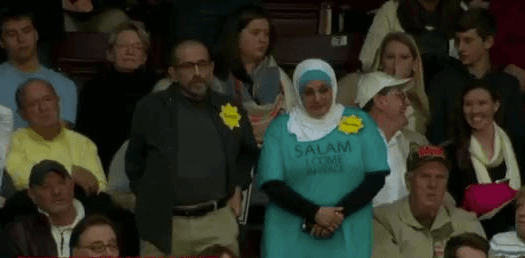 Expulsan a mujer con velo musulmán de evento de Donald Trump