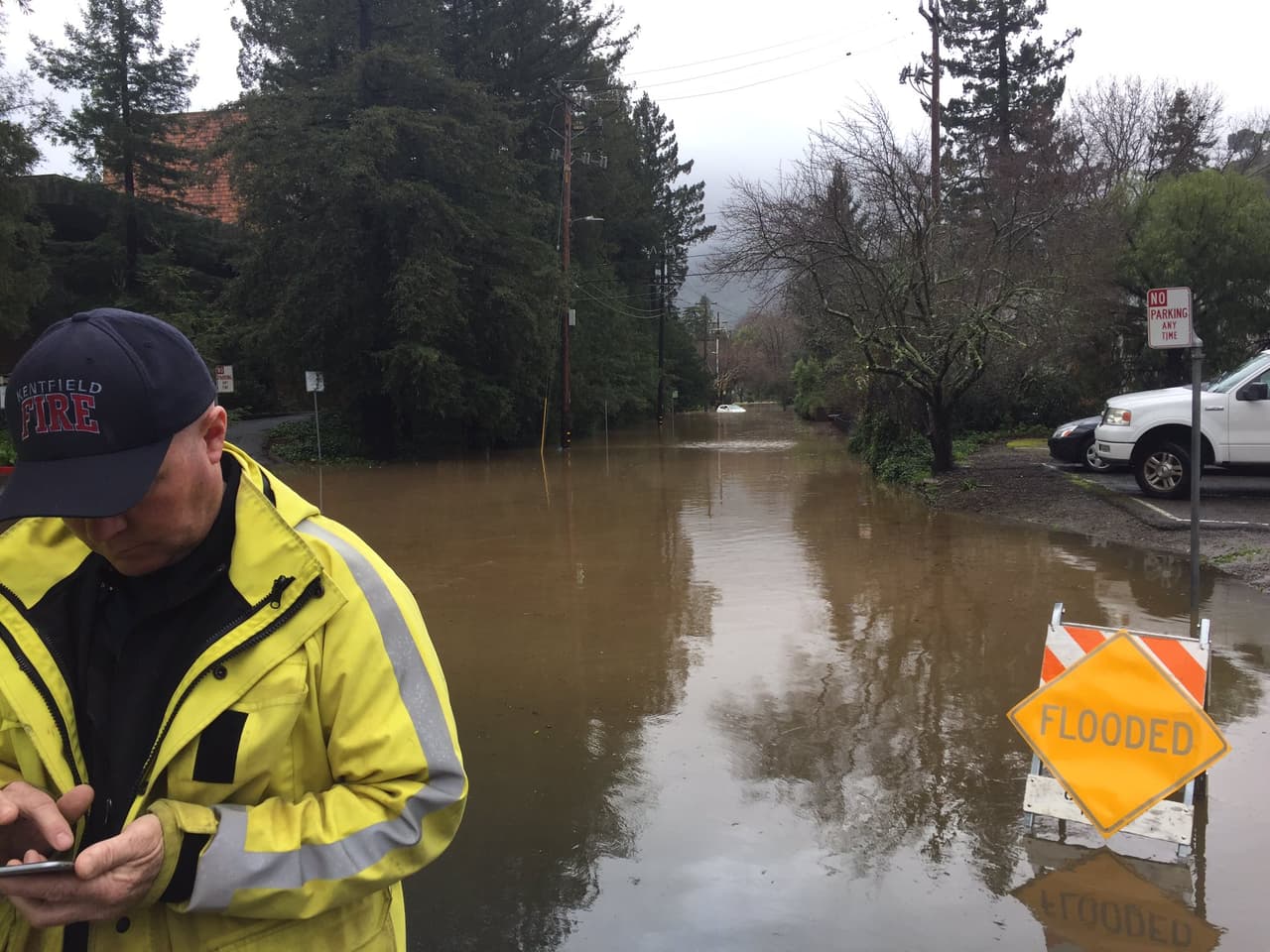 Los equipos de rescate de Búsqueda Urbana y Rescate Acuático ayudan a residentes de Ross Valley