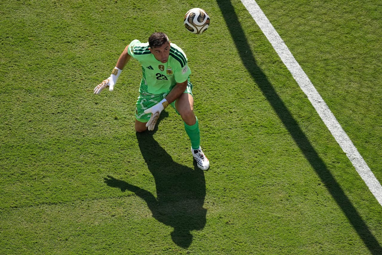 Dibu Martínez para un gol.