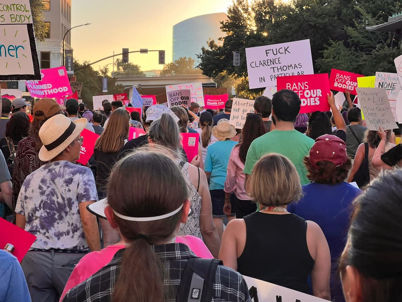 Se manifiestan en Sacramento contra la decisión de la Superma Corte sobre el aborto