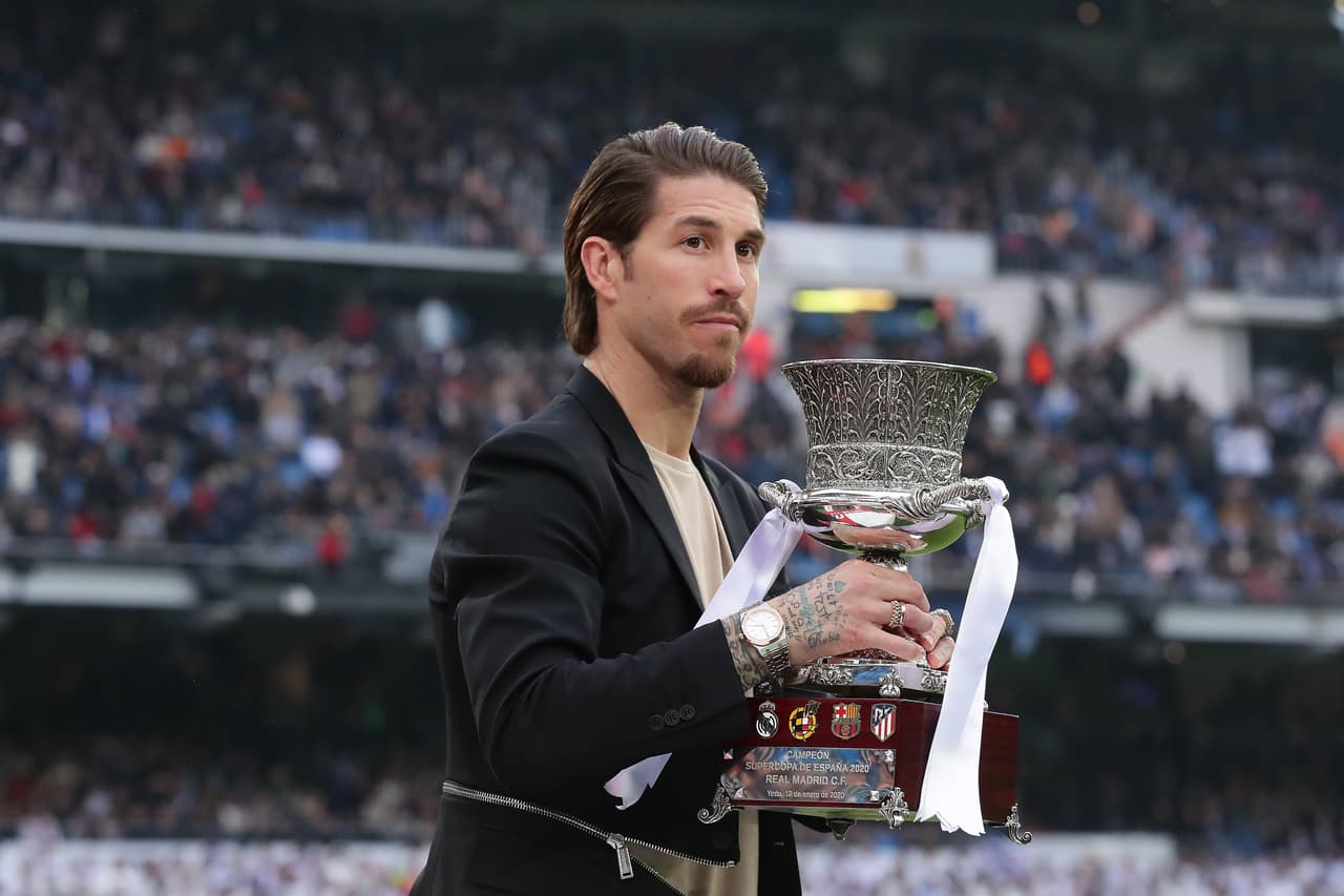 El capitán del Real Madrid, Sergio Ramos, presentó el trofeo obtenido en la Supercopa de España ante todo el Santiago Bernabéu.
