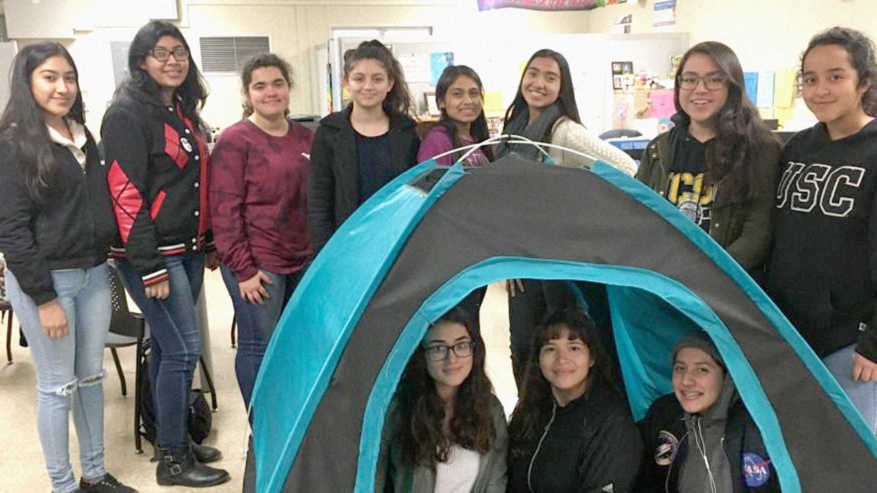 La tienda de campaña se puede plegar fácilmente, para convertirla en una mochila. Además, tiene luces que se prenden con botones y dos puertos de USB que sirven de cargador para dispositivos electrónicos.
<br>