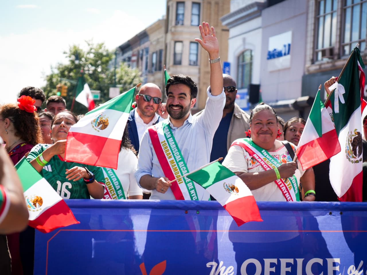 Mamdani desfila con la comunidad mexicana de Nueva York y lanza este mensaje de apoyo