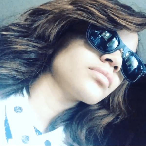 Leslie Grace no suelta sus clásicos wayfarer.