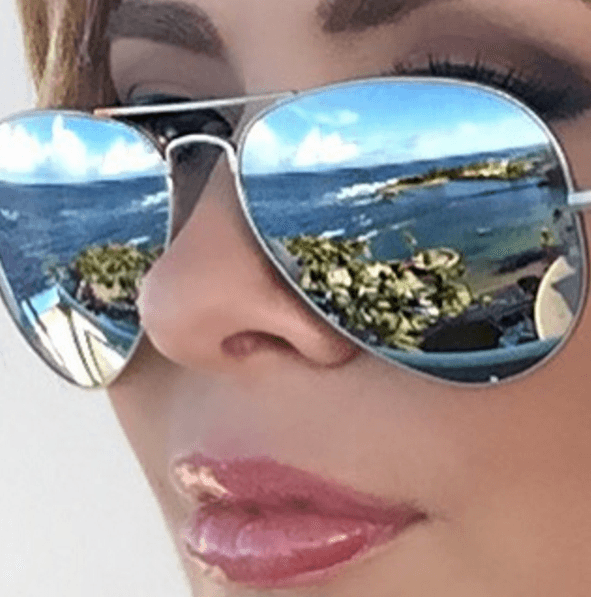 La que también se hizo fan de este estilo fue Gloria Trevi, que para el desarrollo de su personaje 'Don Trevi' se aventó por estas gafas en tornasol.