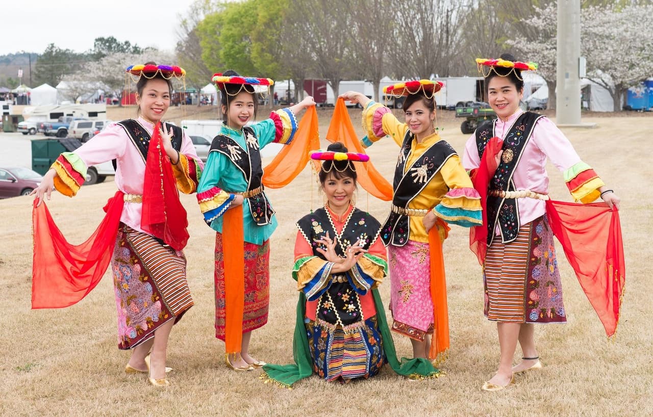 <b><a href="https://www.georgiahorsepark.com/p/calendar-of-events/conyers-cherry-blossom-festival">Conyers Cherry Blossom Festival (25 y 26 de marzo)</a></b>. El evento de 2023 marca los 42 años del Conyers Cherry Blossom Festival en Conyers. Compra entre expositores únicos de arte y artesanías, come en los múltiples patios de comidas, disfruta de espectáculos culturales, escucha música en vivo y lleva a los pequeños al área infantil.
<br>
<br>
<b><a href="https://goo.gl/maps/Pd6Amc4mD9dybMS88">Cómo llegar</a></b>