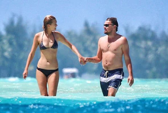 Bien amoroso con su novia.