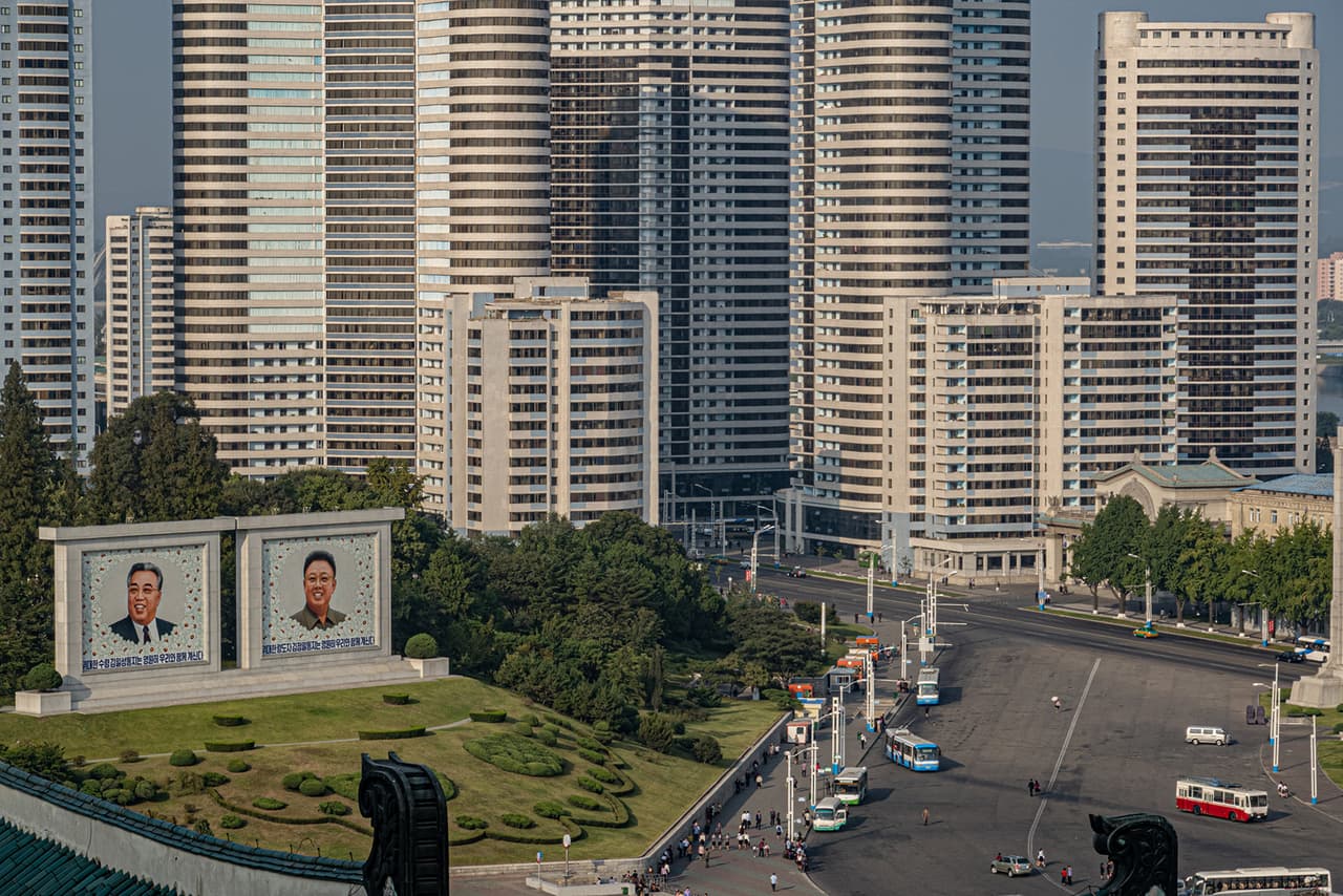 “El libro comienza con fotografías de la surrealista ciudad capital de Pyongyang, donde algunas zonas parecen escenarios de películas congelados en la década de 1950, mientras que otras se destacan por sus fachadas futuristas”, explica la editorial sobre esta fotografía.