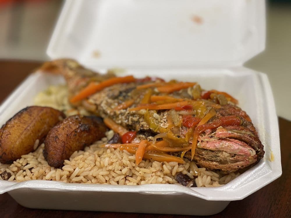 <b>Jamaican Grille</b>
<br>Dirección: 5500 Atlantic Springs Rd Ste 109. Raleigh, NC. 27616
<br>Teléfono: (919) 873-0200
<br>
<b><a href="https://www.yelp.com/map/jamaican-grille-raleigh">Cómo llegar</a></b>
<br>
<br>Una usuaria de Yelp dijo: “La comida estuvo fenomenal, el servicio fue excelente y la mujer que nos recibió fue muy amable y agradable. No puedo esperar a volver, pediré el doble de comida la próxima vez”.