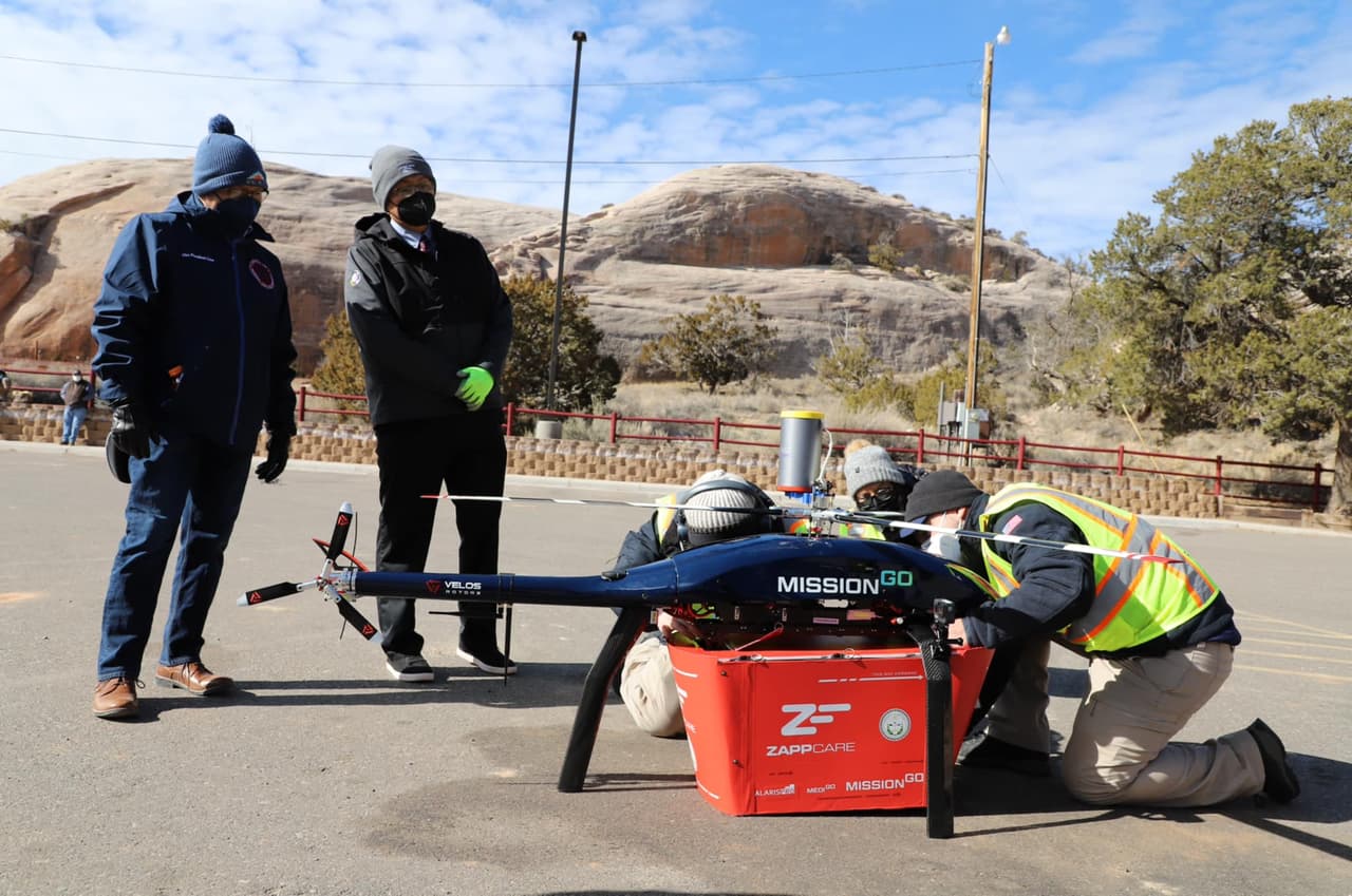 Pronto los habitantes de
<a href="https://www.opvp.navajo-nsn.gov/Portals/0/Files/PRESS%20RELEASES/2022/Jan/FOR%20IMMEDIATE%20RELEASE%20-%20President%20Nez%20and%20Vice%20President%20Lizer%20welcome%20latest%20drone%20technology%20capable%20of%20delivering%20medical%20supplies%20to%20Navajo%20residents.pdf" target="_blank">la Nación Navajo</a> podrían recibir sus medicamentos en las puertas de sus casas, gracias a la ayuda de drones.