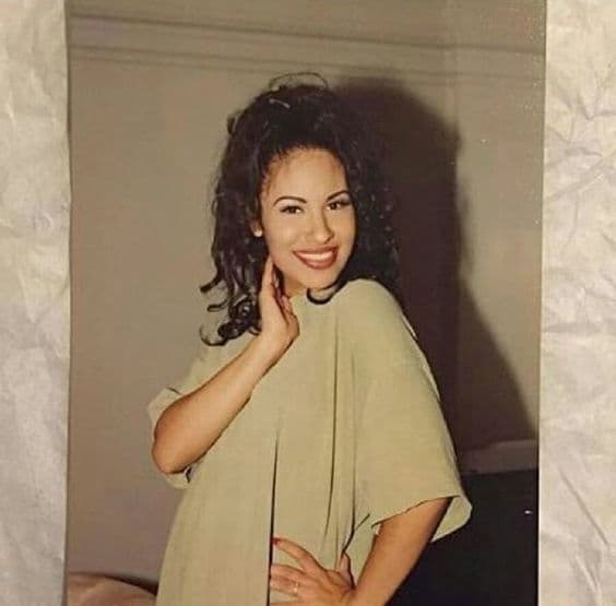 Antes de subir a cantar, siempre se tomaba una fotografía y las veía después para hacer ajustes en su imagen.