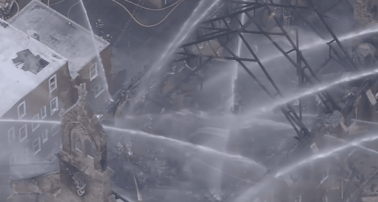 El incendio alcanzó dos alarmas antes de que se controlara poco después de las 7 p.m.