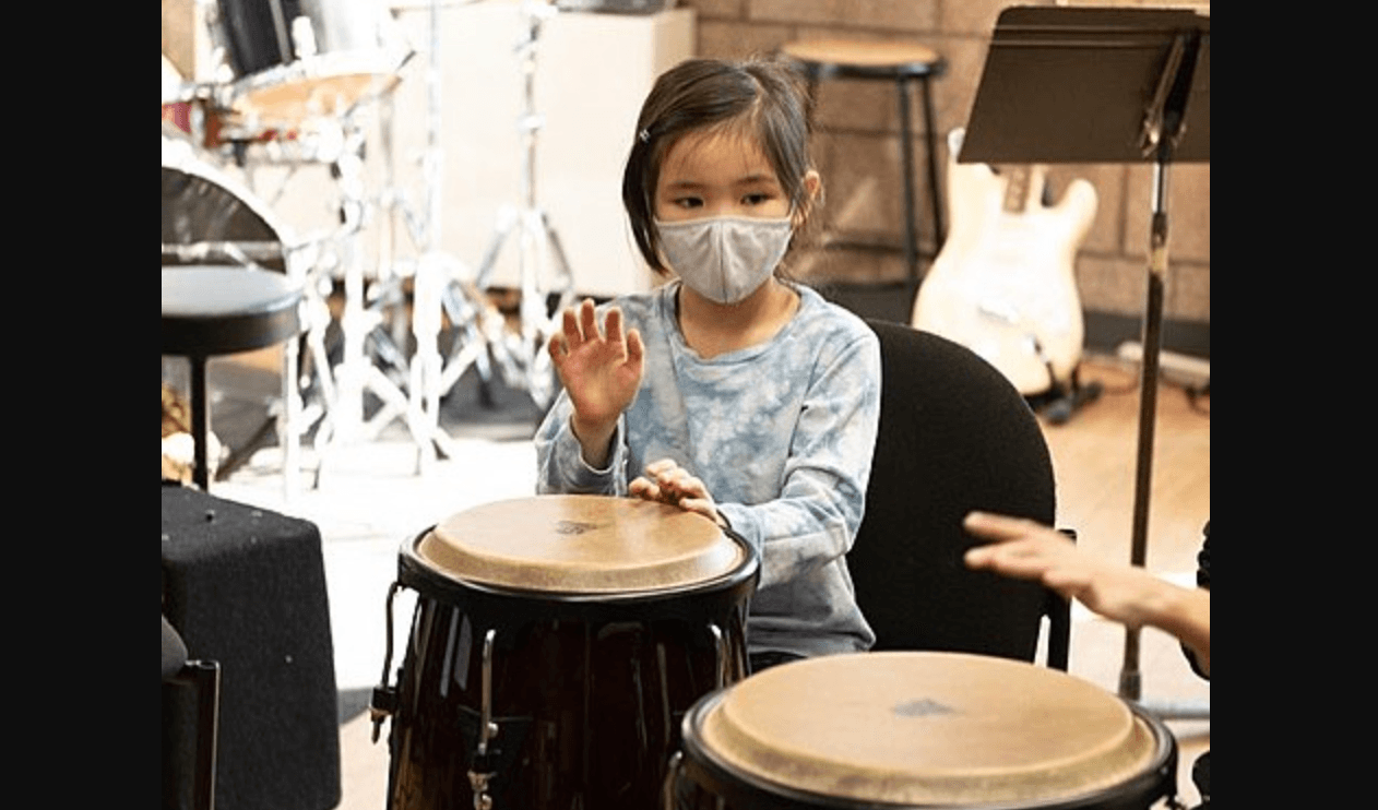 <b>Summer Arts Camp del Abrons Arts Center. </b>Si quieres que tus chicos exploren el mundo de las artes, ya sea plásticas o visuales, o bien teatro, danza o música, los campamentos de Abrons Arts Center, son la solución.
<br>
<br>El programa está abierto para niños de cinco a 10 años, con sesiones que comienzan el 5 de julio. Aunque cuestan $1,425 los hogares cuyos ingresos anuales son inferiores a $50,000 al año, reciben 50% de descuento. Es más, a través de NYCHA hay matrícula gratuita para los residentes de NYCHA en los códigos postales 10002, 10003, 10009 y 10038. Como estos campamentos se llenan pronto, si este año no logras cupo, averigua cómo ponerte en
<b>lista de espera</b>, en caso de cancelaciones, o cómo hacer para el año próximo estar entre los primeros. Más información: https://www.abronsartscenter.org/nycha-arts-initiative
<br>